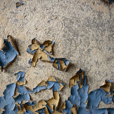 Terk edilmiş eski bir fabrika binasının geniş açılı görüntüsü