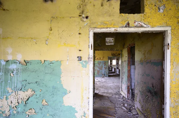 Terk edilmiş eski bir fabrika binasının geniş açılı görüntüsü