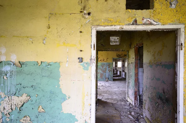 Çok kirlenmiş endüstriyel bir fabrikanın kalıntıları, sanayi serisi.