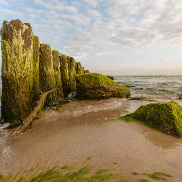 Mavi göl bulutlu gökyüzü, doğa serisi