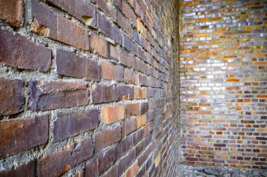 Terk edilmiş eski bir fabrika binasının geniş açılı görüntüsü