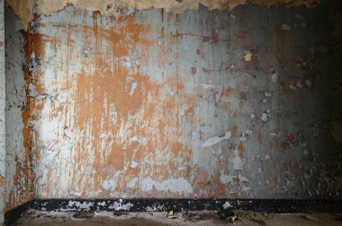 Terk edilmiş eski bir fabrika binasının geniş açılı görüntüsü