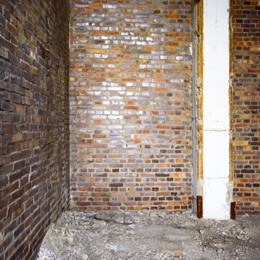 Terk edilmiş eski bir fabrika binasının geniş açılı görüntüsü