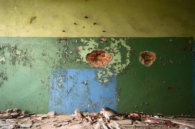 Terk edilmiş eski bir fabrika binasının geniş açılı görüntüsü