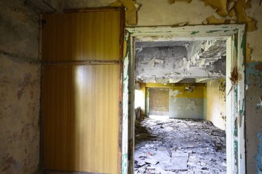 Çok kirlenmiş endüstriyel bir fabrikanın kalıntıları, sanayi serisi.