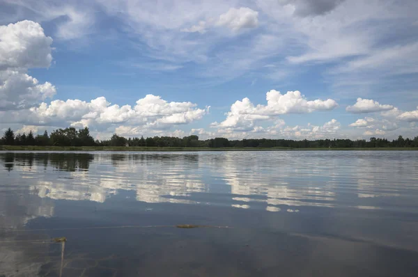 Blå Sjö Med Molnig Himmel Naturserie — Stockfoto