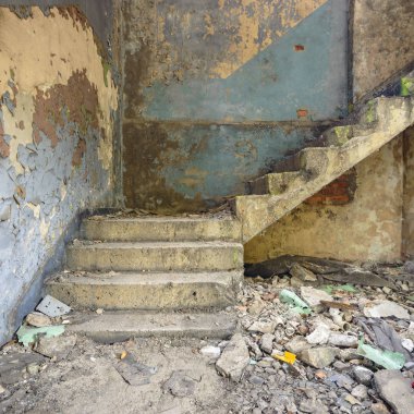 Terk edilmiş eski bir fabrika binasının geniş açılı görüntüsü