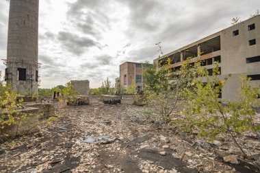 Çok kirlenmiş endüstriyel bir fabrikanın kalıntıları, sanayi serisi.
