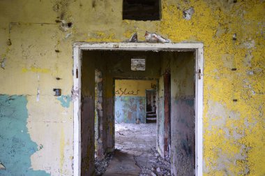 Çok kirlenmiş endüstriyel bir fabrikanın kalıntıları, sanayi serisi.