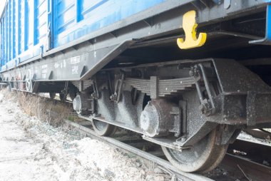 Güneşli bir günde demiryolu manzarası