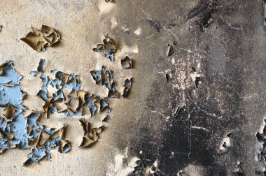 Terk edilmiş eski bir fabrika binasının geniş açılı görüntüsü