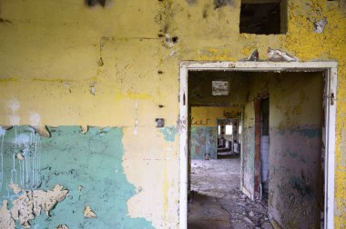 Terk edilmiş eski bir fabrika binasının geniş açılı görüntüsü