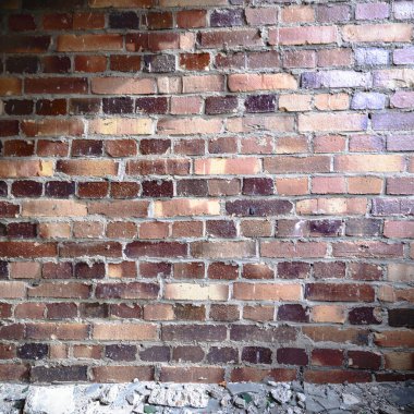 Terk edilmiş eski bir fabrika binasının geniş açılı görüntüsü