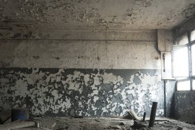 Terk edilmiş eski bir fabrika binasının geniş açılı görüntüsü