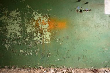 Terk edilmiş eski bir fabrika binasının geniş açılı görüntüsü