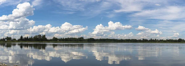 曇り空の青い湖自然シリーズ — ストック写真