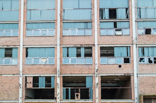 Eski Pencereleri Duvarları Olan Harabeler Beton Duvarda Endüstriyel Pencereler — Stok fotoğraf