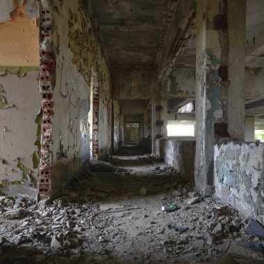 Terk edilmiş eski bir fabrika binasının geniş açılı görüntüsü