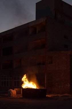 Çok kirlenmiş endüstriyel bir fabrikanın kalıntıları, sanayi serisi.