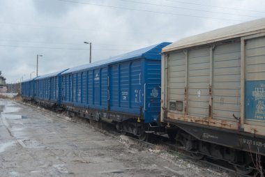 Güneşli bir günde demiryolu manzarası