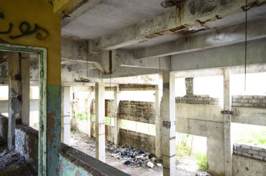 Terk edilmiş eski bir fabrika binasının geniş açılı görüntüsü