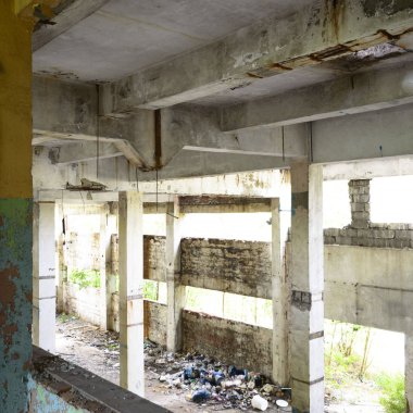 Terk edilmiş eski bir fabrika binasının geniş açılı görüntüsü