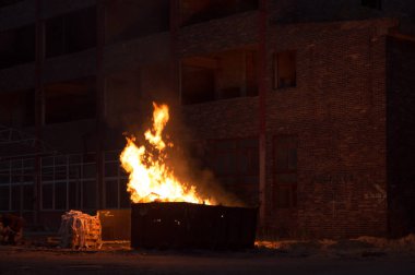 Çok kirlenmiş endüstriyel bir fabrikanın kalıntıları, sanayi serisi.