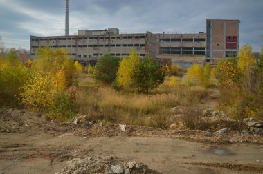 Çok kirlenmiş endüstriyel bir fabrikanın kalıntıları, sanayi serisi.