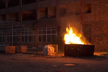 Çok kirlenmiş endüstriyel bir fabrikanın kalıntıları, sanayi serisi.