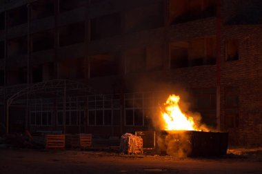Çok kirlenmiş endüstriyel bir fabrikanın kalıntıları, sanayi serisi.