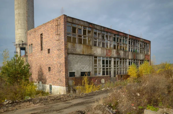 Çok kirlenmiş endüstriyel bir fabrikanın kalıntıları, sanayi serisi.