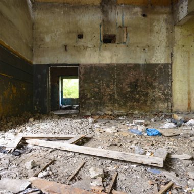 Terk edilmiş eski bir fabrika binasının geniş açılı görüntüsü