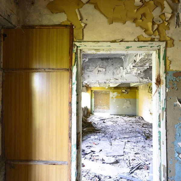 Groothoekzicht Een Oude Muur Verlaten Fabrieksgebouw — Stockfoto