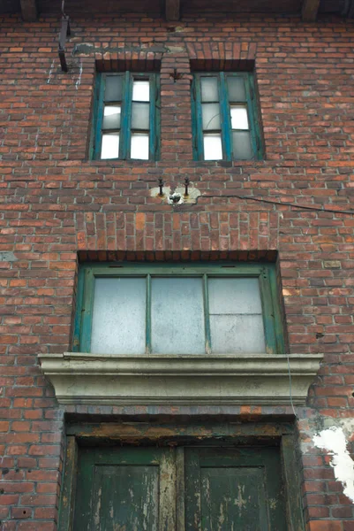 古い窓や壁コンクリート壁の産業用窓や — ストック写真