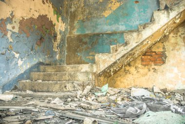 Çok kirlenmiş endüstriyel bir fabrikanın kalıntıları, sanayi serisi.