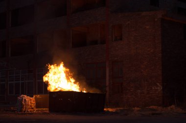 Çok kirlenmiş endüstriyel bir fabrikanın kalıntıları, sanayi serisi.