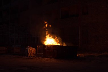 Çok kirlenmiş endüstriyel bir fabrikanın kalıntıları, sanayi serisi.