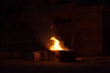 Çok kirlenmiş endüstriyel bir fabrikanın kalıntıları, sanayi serisi.