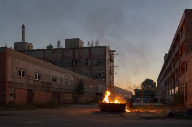 Çok kirlenmiş endüstriyel bir fabrikanın kalıntıları, sanayi serisi.