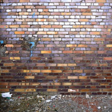 Terk edilmiş eski bir fabrika binasının geniş açılı görüntüsü