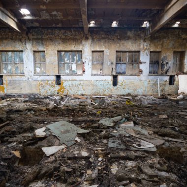 Çok kirlenmiş endüstriyel bir fabrikanın kalıntıları, sanayi serisi.