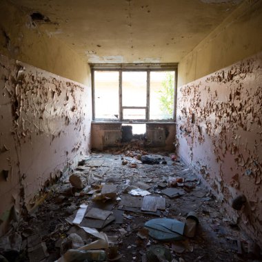 Çok kirlenmiş endüstriyel bir fabrikanın kalıntıları, sanayi serisi.