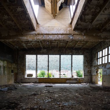 Çok kirlenmiş endüstriyel bir fabrikanın kalıntıları, sanayi serisi.