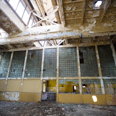 Çok kirlenmiş endüstriyel bir fabrikanın kalıntıları, sanayi serisi.