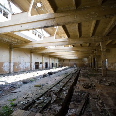 Çok kirlenmiş endüstriyel bir fabrikanın kalıntıları, sanayi serisi.