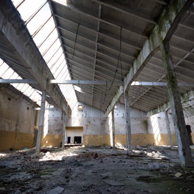 Çok kirlenmiş endüstriyel bir fabrikanın kalıntıları, sanayi serisi.