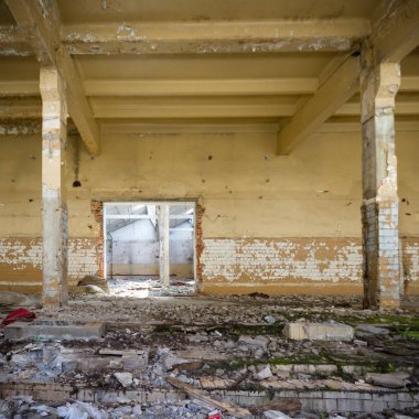 Çok kirlenmiş endüstriyel bir fabrikanın kalıntıları, sanayi serisi.