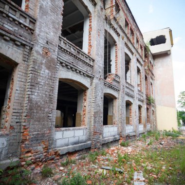 Çok kirlenmiş endüstriyel bir fabrikanın kalıntıları, sanayi serisi.
