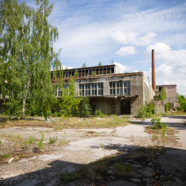 Çok kirlenmiş endüstriyel bir fabrikanın kalıntıları, sanayi serisi.