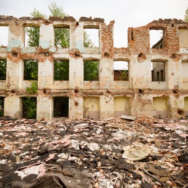 Çok kirlenmiş endüstriyel bir fabrikanın kalıntıları, sanayi serisi.